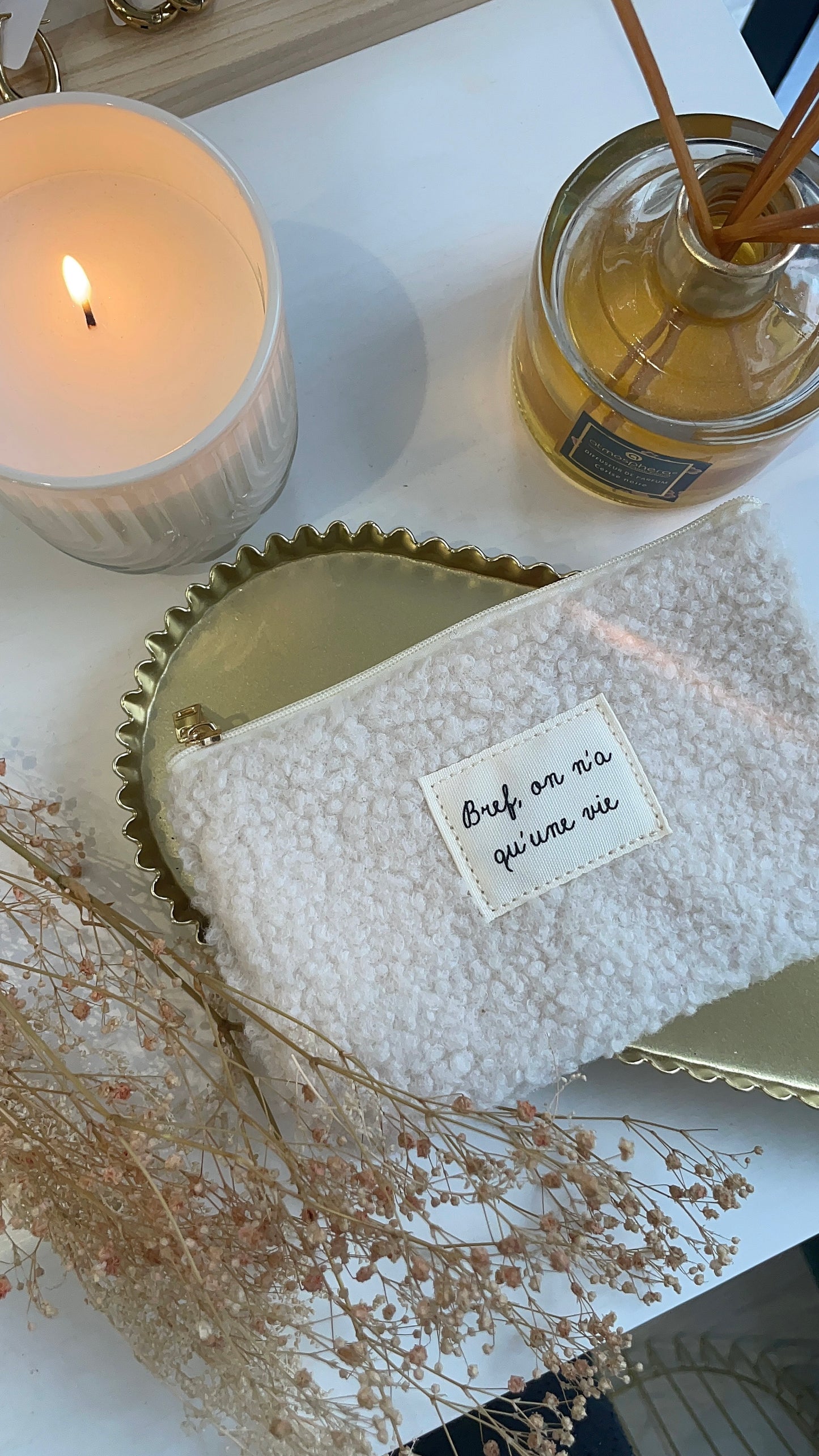 Pochette moumoutée “Bref, on n’a qu’une vie” 🤍