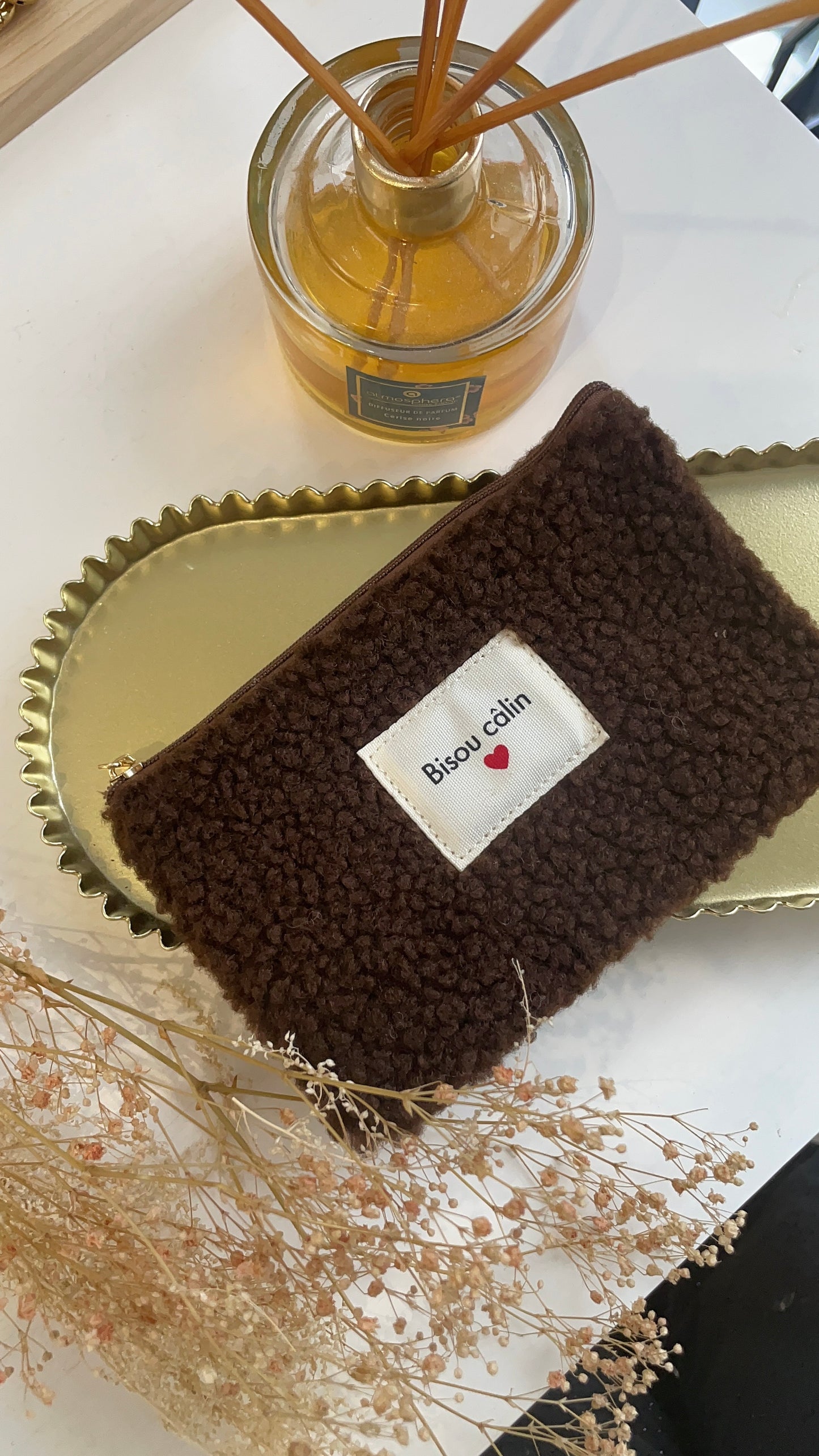 Pochette moumoutée “Bisou câlin” 🤎