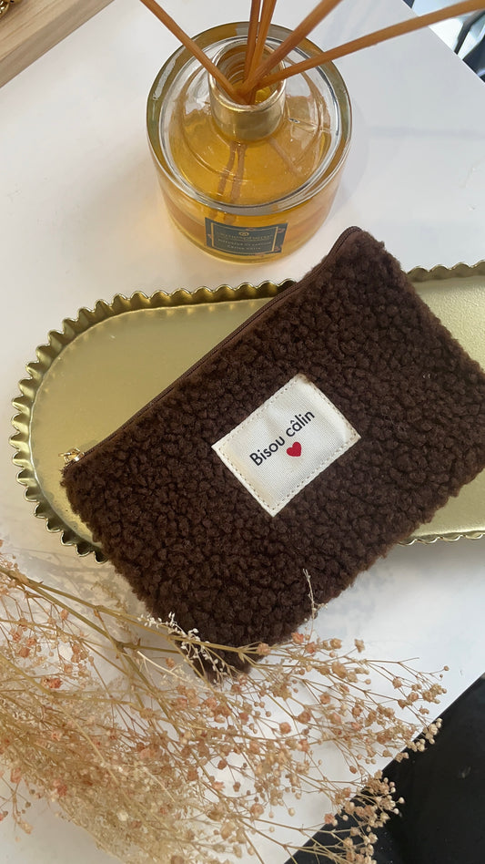 Pochette moumoutée “Bisou câlin” 🤎